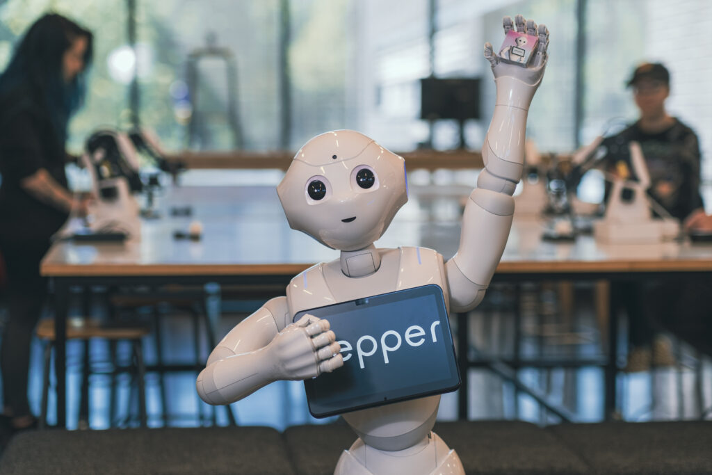 Kuvassa Robotiikkakampuksen Pepper-robotti