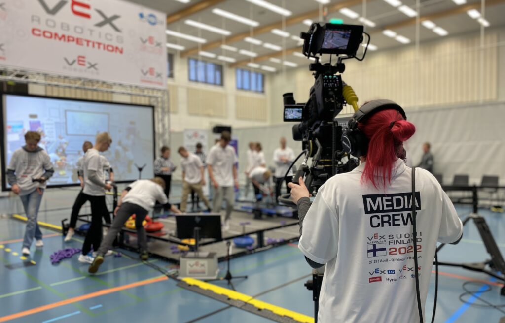 Robotiikan SM-kisat käynnissä, media crew -henkilö kuvaa kisoja.